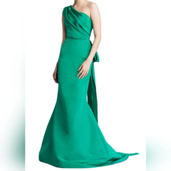 *$5,990 OSCAR DE LA RENTA VIVID GREEN SILK RUNWAY GOWN US S -  www.rajagirimanappuram.com